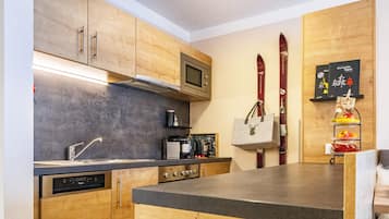 Een koelkast, een microgolfoven, een oven, een kookplaat