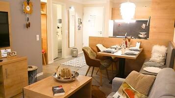 Una televisión, un reproductor estéreo