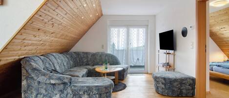 Een televisie en een stereo