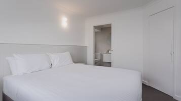 Signature House | 2 bedrooms, iron/ironing board, free WiFi, bed sheets