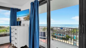 Un balcon avec vue sur la plage et l’océan.