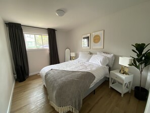 1 bedroom, iron/ironing board, WiFi, bed sheets - Cozy Retreat - 5 min from ICE district  (Edmonton)