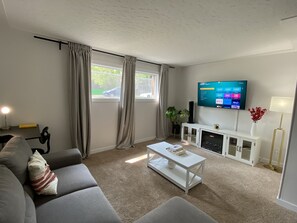Smart TV, fireplace - Cozy Retreat - 5 min from ICE district  (Edmonton)