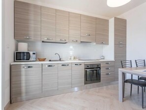 Refrigerador, microondas, horno y lavavajillas 