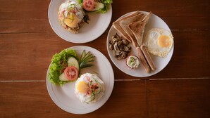 Tres platos de comida sobre una mesa de madera.