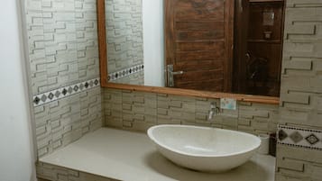 Deluxe Double Room | Bathroom | Shower, rainfall showerhead, towels