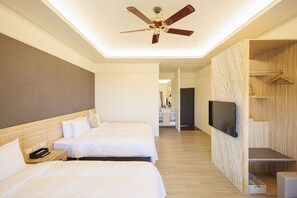 Quarto quádruplo conforto | Escrivaninha, quartos à prova de som, Wi-Fi de cortesia, roupa de cama