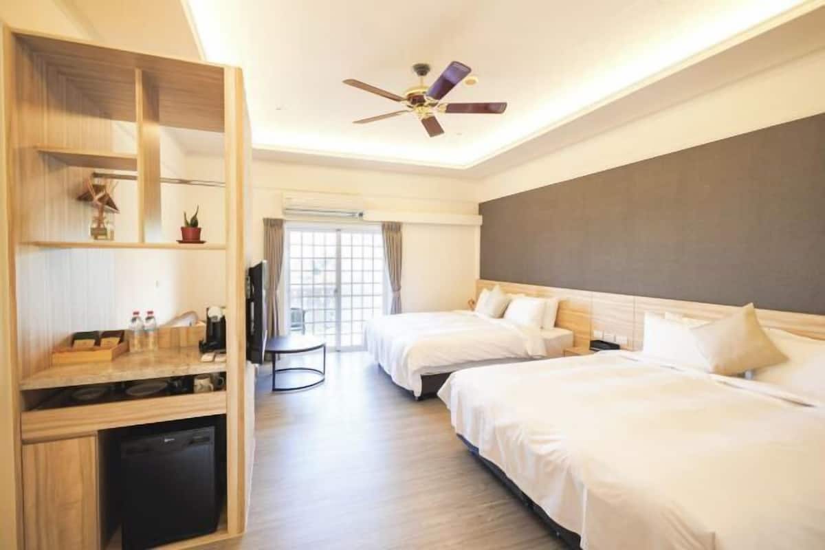 Desk, soundproofing, WiFi (free), bed sheets