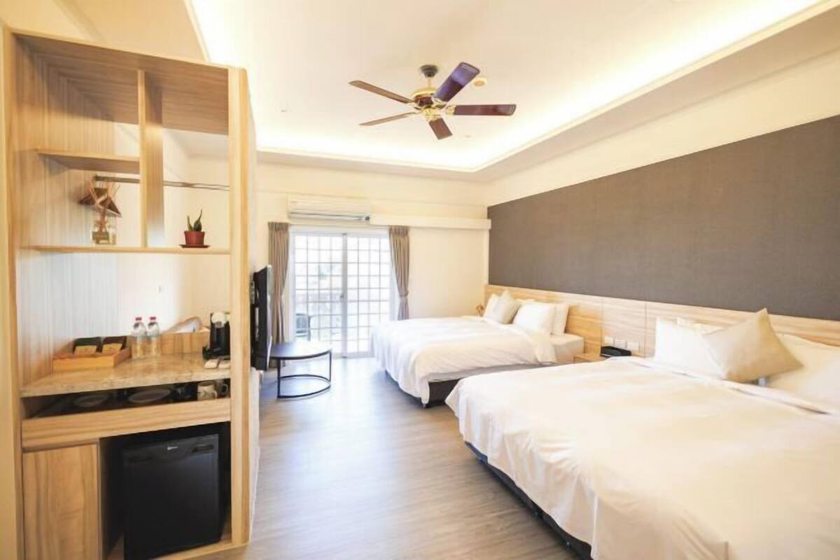 Escrivaninha, quartos à prova de som, Wi-Fi de cortesia, roupa de cama