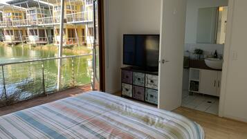 3 bedrooms, iron/ironing board, free WiFi