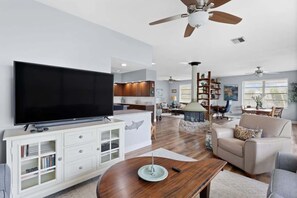 TV - Colonel's Cottage- Sanibel Beach Retreat, Fantastic Amenities (Sanibel)