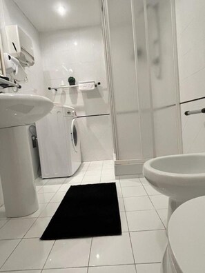Ducha, artículos de higiene personal gratuitos y secador de pelo