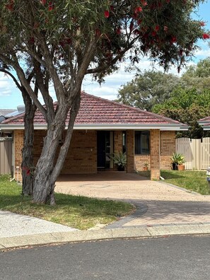 Exterior - Busselton Bayside - minutes from the beach. Bring your  doggie (Geographe)