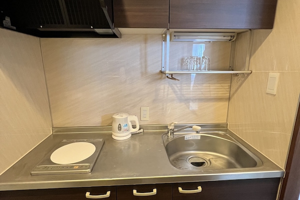 Suite familiar | Cocina privada | Frigorífico pequeño y microondas en la zona común