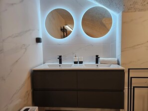Shower, hair dryer, towels