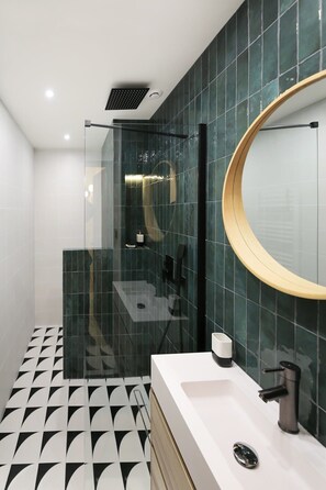 Dusche, Haartrockner, Handtücher, Shampoo