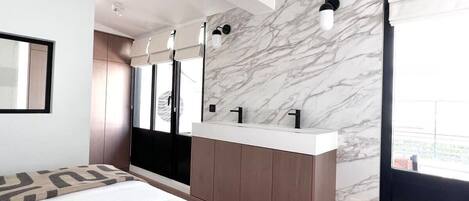 3 عدّة غرف نوم ومكواة/لوح كي وواي فاي وملاءات أسرّة