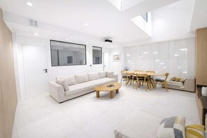 TV, fireplace, stereo