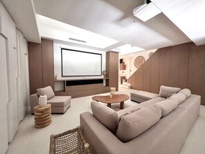 Fernseher, Kamin, Stereoanlage