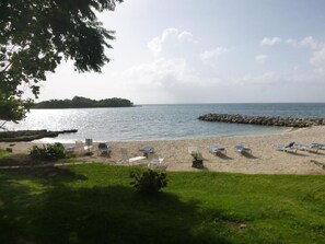 On the beach, sun-loungers, beach towels - Point Village Studio between Hedonism II and Royalton Negril (Negril)