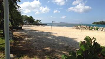 PĂ„ stranden, solstolar och strandhanddukar