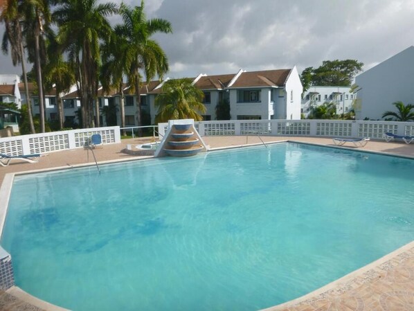 Una piscina al aire libre