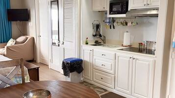 KylskÄp, mikrovÄgsugn, spishÀll och kaffe- och tebryggare