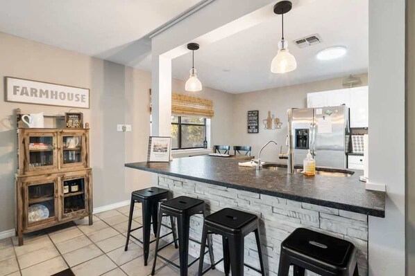 Een koelkast, een magnetron, een oven, een kookplaat