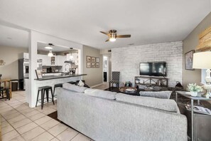 Een televisie, tafelvoetbal en een kantoor