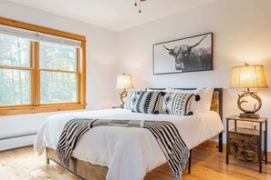 5 chambres, bureau, fer et planche à repasser, lit parapluie