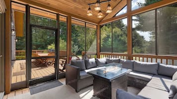 Télévision, cheminée, baby-foot, espaces bureaux