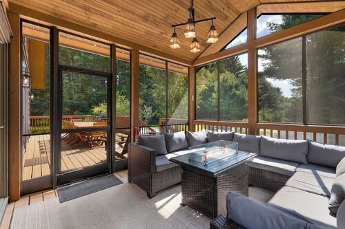 Whiteface Views, 10 Mins 2 Ski, Hot Tub, Game Room