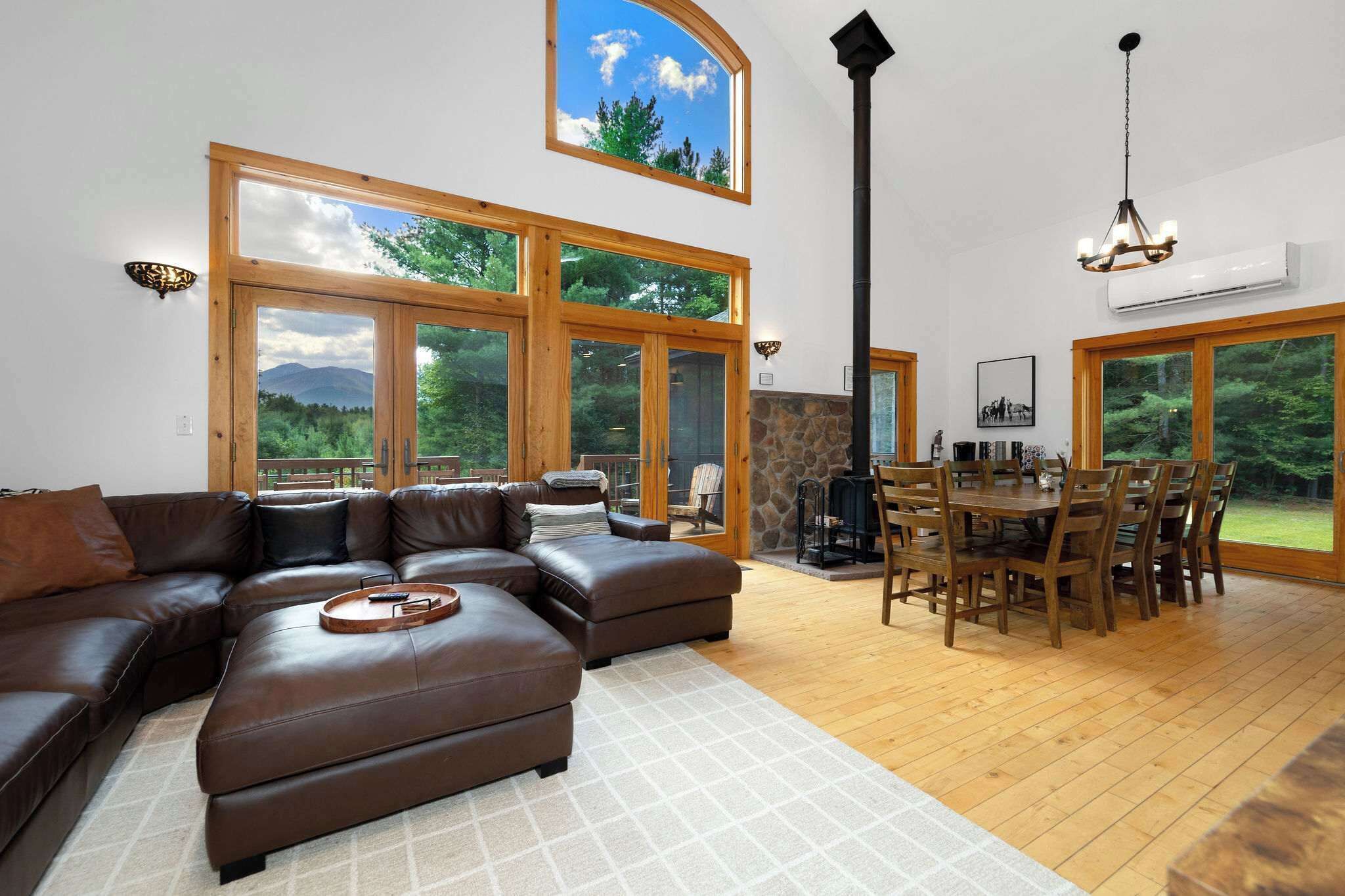 Télévision, cheminée, baby-foot, espaces bureaux