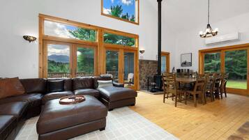 Télévision, cheminée, baby-foot, espaces bureaux