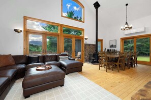 TV, peis, fotballspill og kontorer