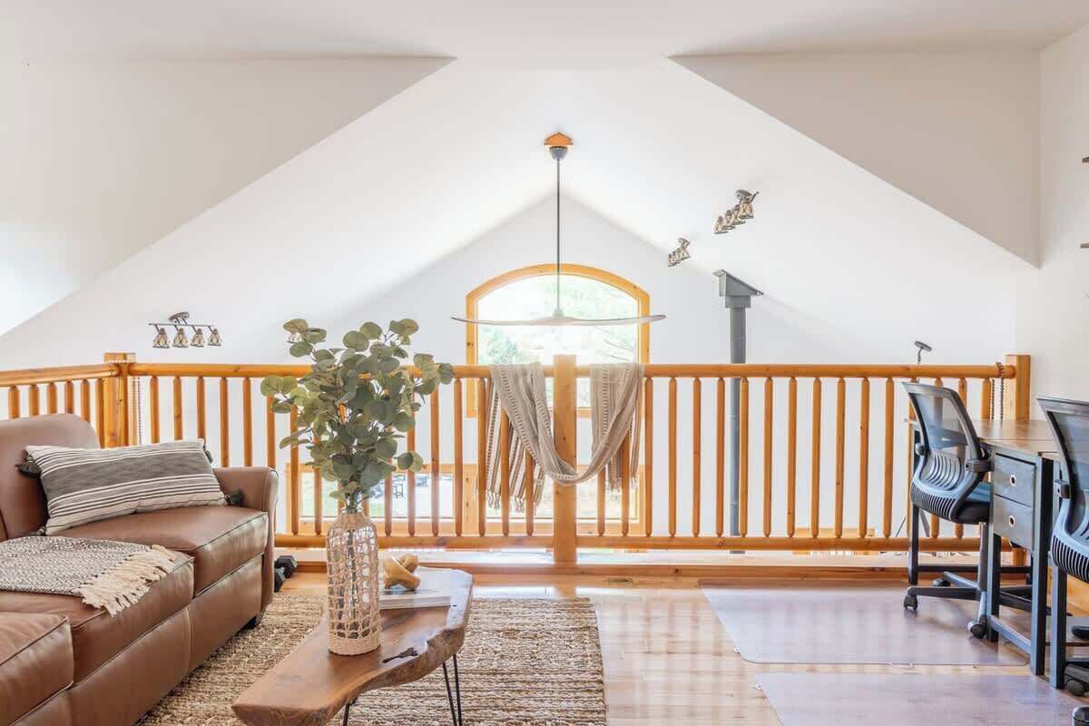 Télévision, cheminée, baby-foot, espaces bureaux