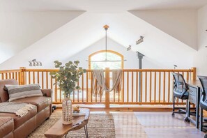 TV, peis, fotballspill og kontorer