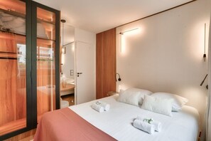 3 habitaciones, tabla de planchar con plancha, wifi y ropa de cama 