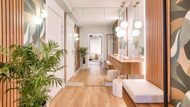A modern hallway with wooden flooring, a large potted plant, and a bench. - Magnificent - 3 bedrooms - near Tour Eiffel (Paris)