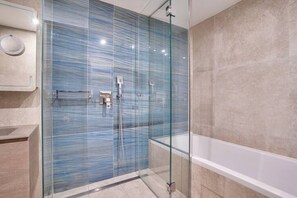 Dusj, hårføner og håndklær