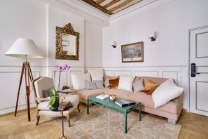 TV - Magnificent apartment in the heart of Paris (Paris)