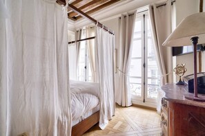 3 bedrooms, iron/ironing board, WiFi, bed sheets - Magnificent apartment in the heart of Paris (Paris)