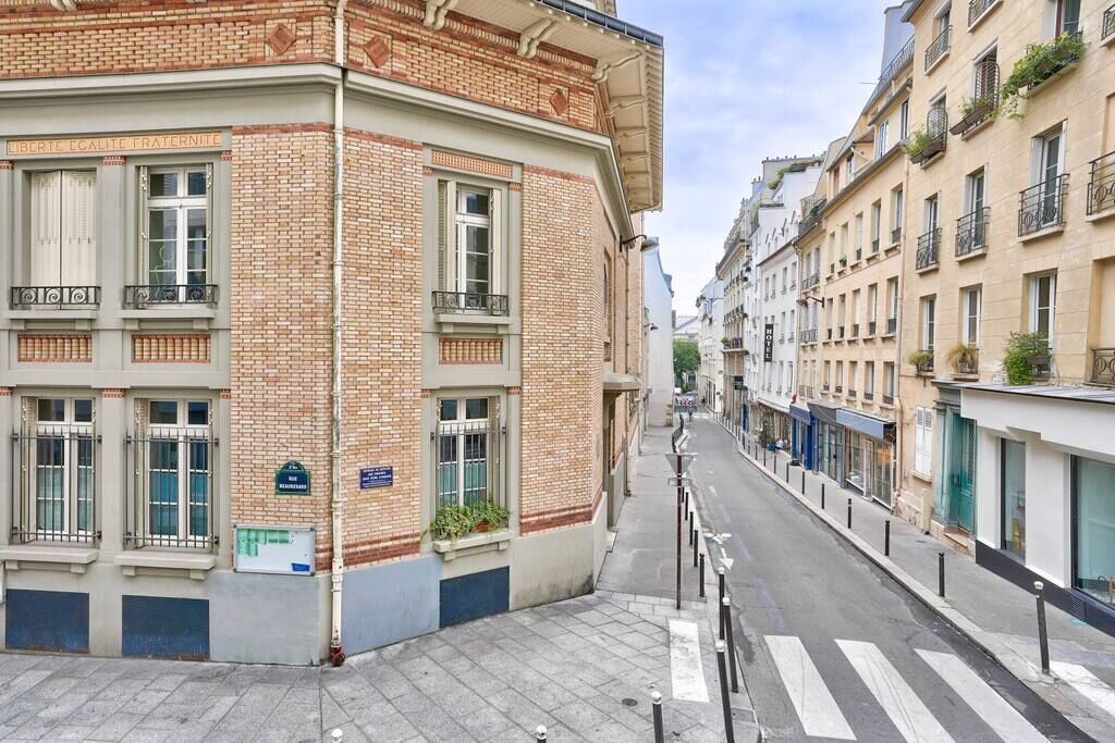 A street view with a building labeled 'LIBERTE EGALITE FRATERNITE' on the left.