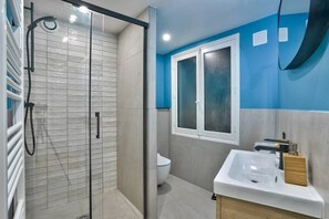 Dusche, Haartrockner, Handtücher, Shampoo