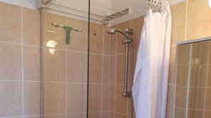 Ein Badezimmer mit Dusche, Toilette und Waschbecken.