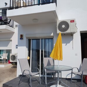 Outdoor dining - Studio Apartment/Mountain views/Sea view/Air-conditioning/Twin beds/Quiet location/Swimming pool/ (Paphos)