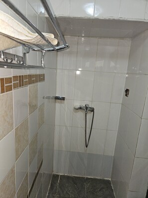 Bidet, serviettes fournies, savon, shampoing