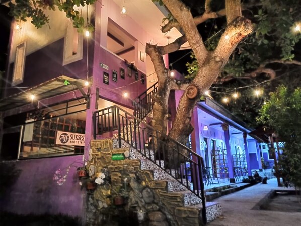 Vista frontal de la propiedad