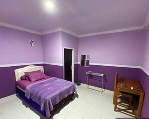 Habitación estándar | Escritorio y ropa de cama