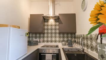 Kühlschrank, Wasserkocher, Toaster, Kochgeschirr/Geschirr/Besteck